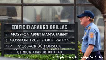 В октябре 2015 года Mossack Fonseca ликвидировала компанию Intraco Management Сергея Зайцева Охранник возле офиса Mossack Fonseca