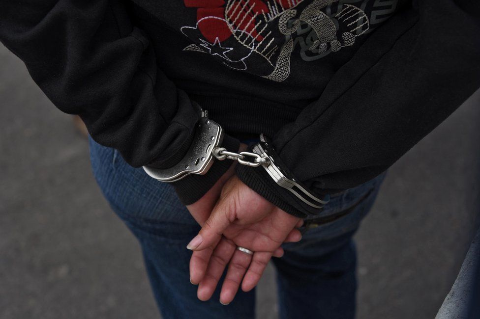 Mujer arrestada en Guatemala por ser del Barrio 18. (Foto: Getty Images / Johan Ordoñez)