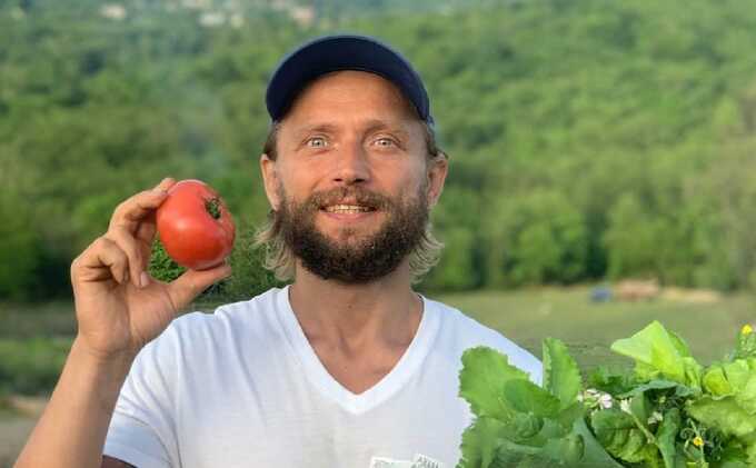 Блогер-сыроед, чей ребенок умер от истощения, арестован