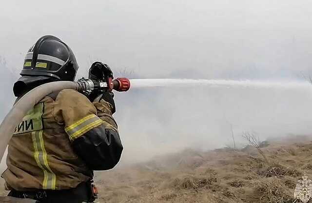 В российском регионе загорелись школа и 20 домов