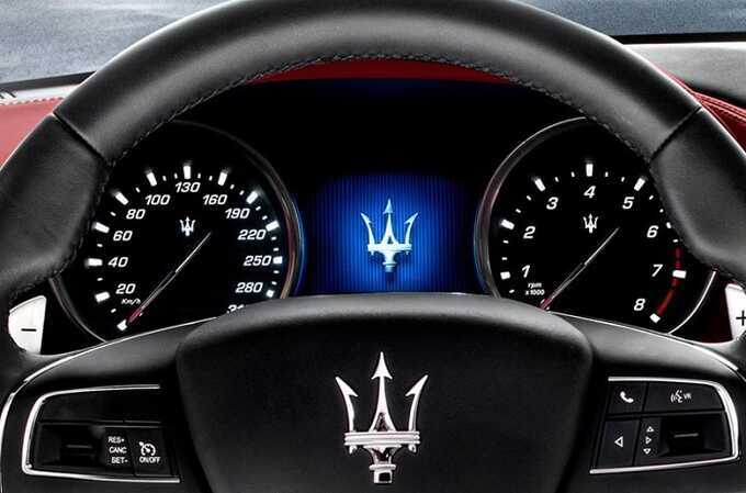 Россиянка на Maserati пробила стену торгового центра и попала на видео