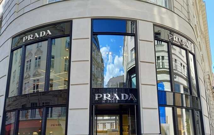 Prada приобретает Versace за 1,38 миллиарда долларов