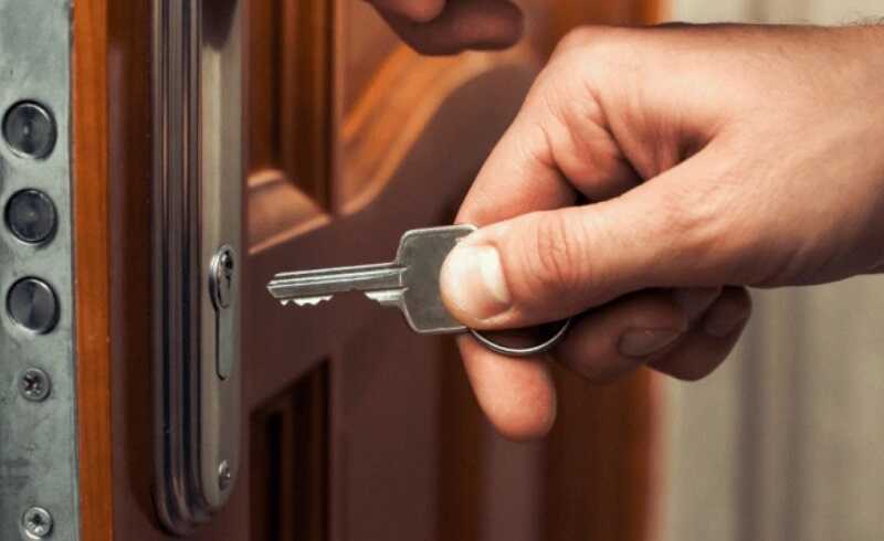 Рабочие вошли в квартиру в Ленобласти без предупреждения и застали хозяйку в нижнем белье